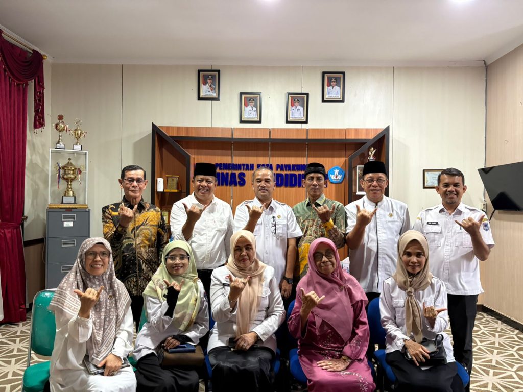 Kepala Dinas Pendidikan bersama jajaran menerima tamu dari Bundo Kanduang di ruangan Kadis